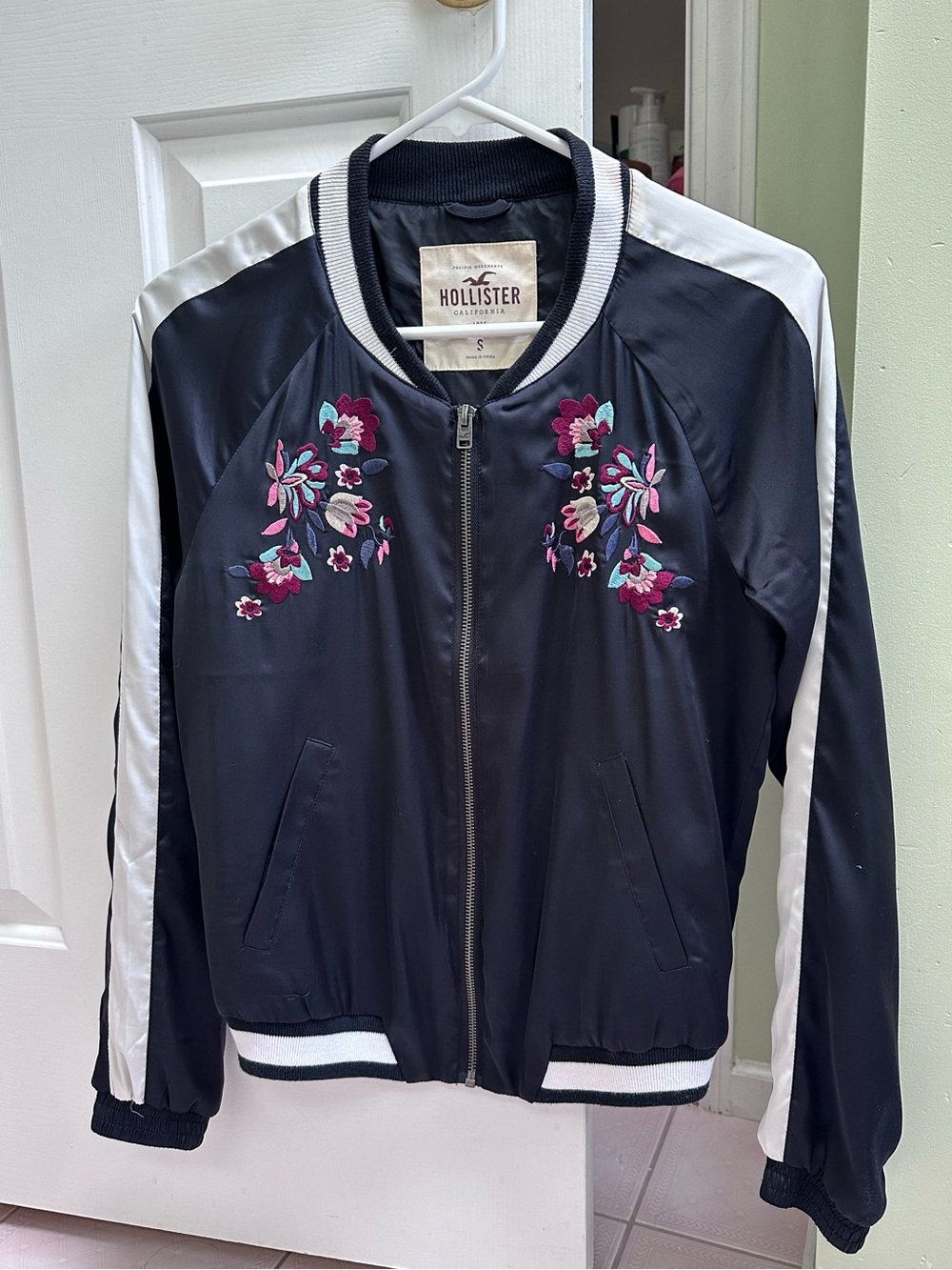 HOLLISTER BOMBER JACKET / SMALL